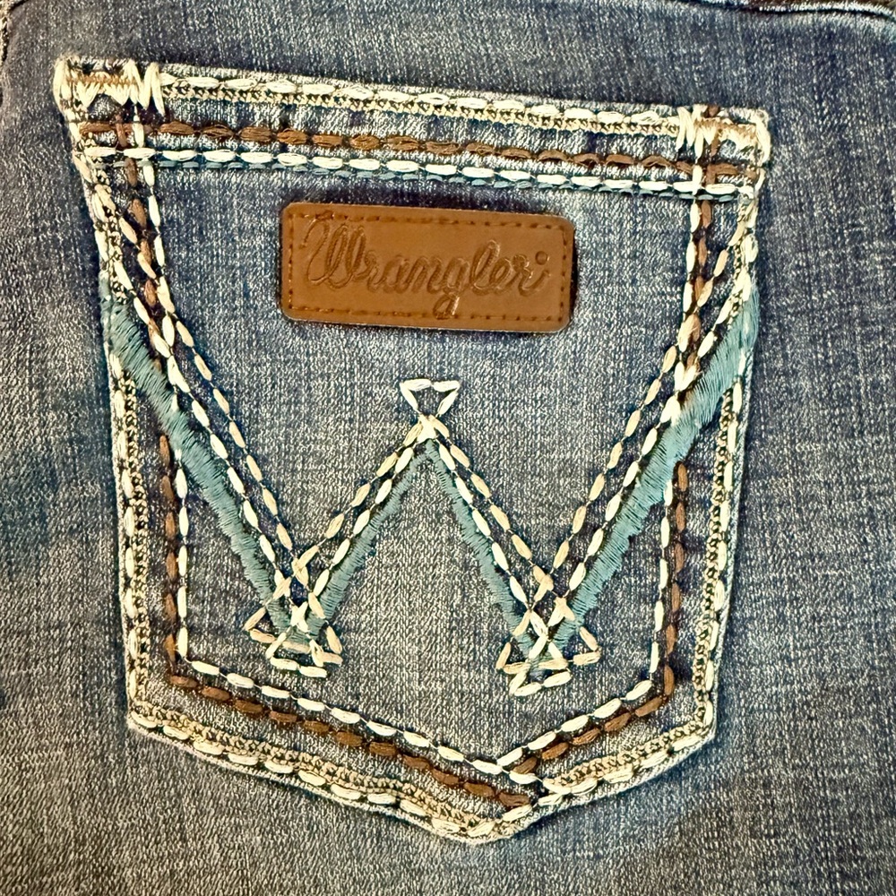 Wrangler Women's Retro Sadie Bootcut Jeans in Classic Blue - Picture 5 of 12